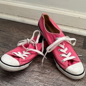 Women’s converse low top, size 7. Hot pink